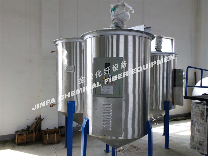 Oil mixing tank